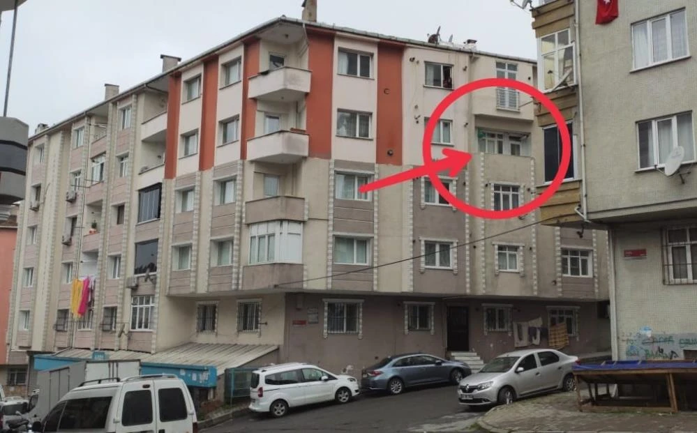 Cani baba kızını dövüp boğmaya kalktı! Korkan kız çocuğu 4. kattan atladı